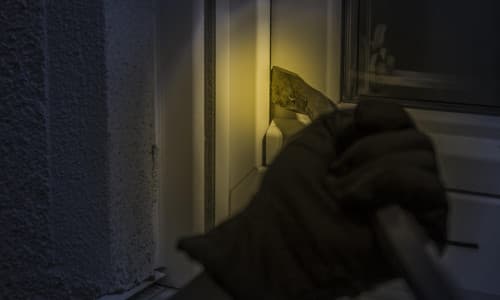 Dreister Einbruch in Calberlah: Täter brechen Automaten in Gaststätte auf und fliehen mit Bargeld