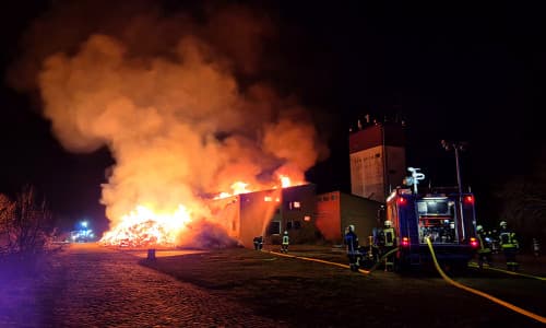 Feuer-Inferno in Brome: Lagerhalle zerstört – 200 Einsatzkräfte im nächtlichen Kampf gegen die Flammen