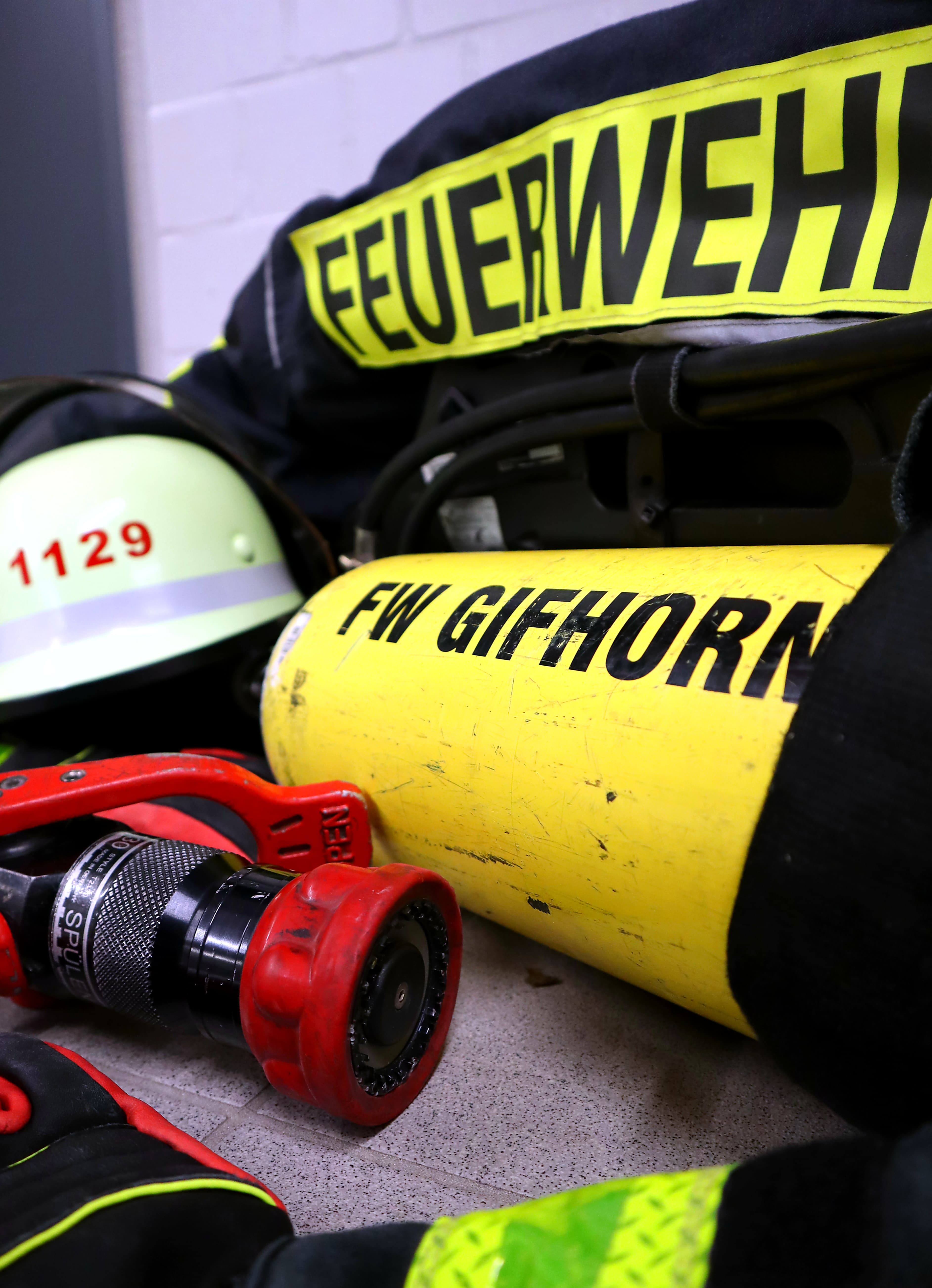 Kontrolle nach Brand / Raucht Holz im Vorgarten