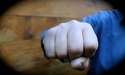 Erst Hilfe, dann Fäuste: Unfall in Gifhorn eskaliert zu brutaler Attacke