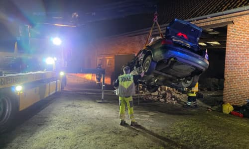 Nächtlicher Crash in Wittingen-Mahnburg: Feuerwehr rettet Fahrer und stabilisiert einsturzgefährdete Scheune mit Baumstamm
